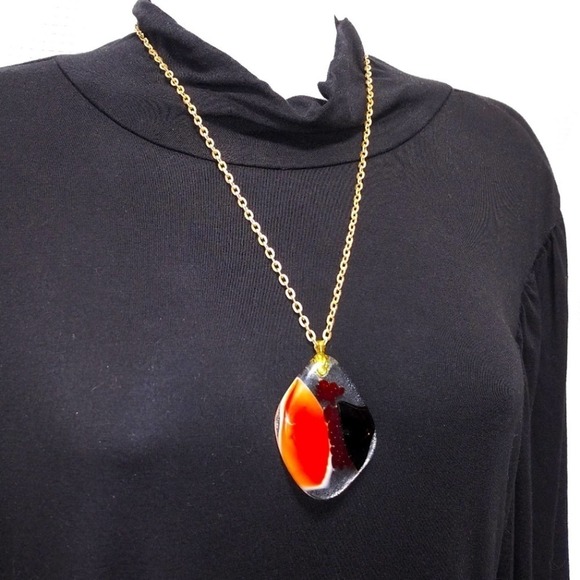 STUNNING Red Black Handmade Fused Glass PENDANT NECKLACE on Gold Chain - Picture 3 of 8